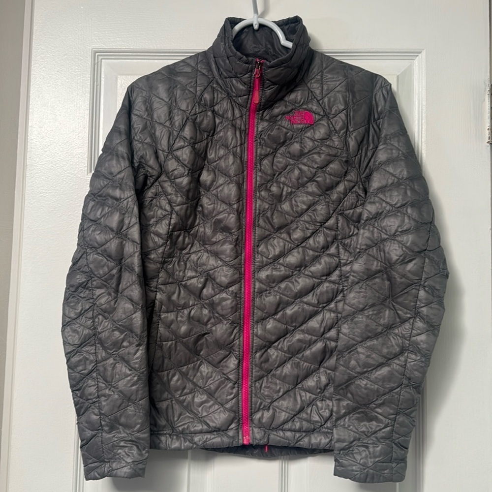 The North Face Woman’s lightweight Insulated Puffer Jacket Gray size extra Small
